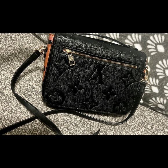 Crossbody Bag with cheetah print on side - Picture 3 of 9
